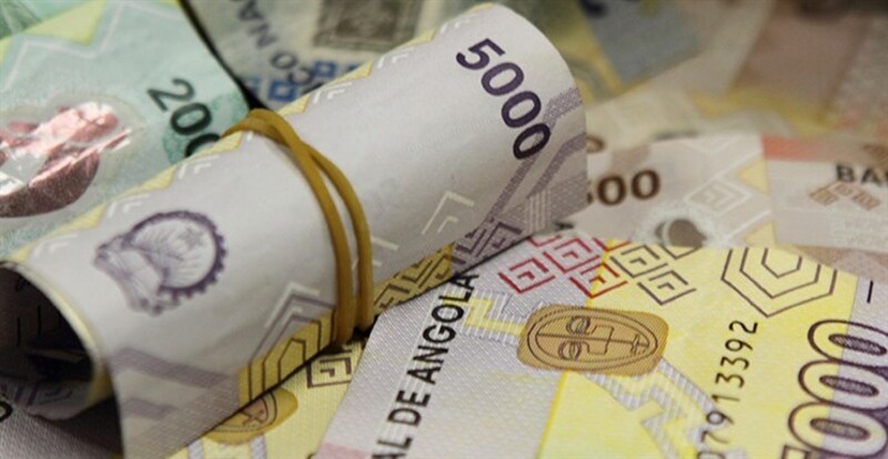 Kwanza “estacionado” face ao dólar, mas afunda 13% em relação ao euro